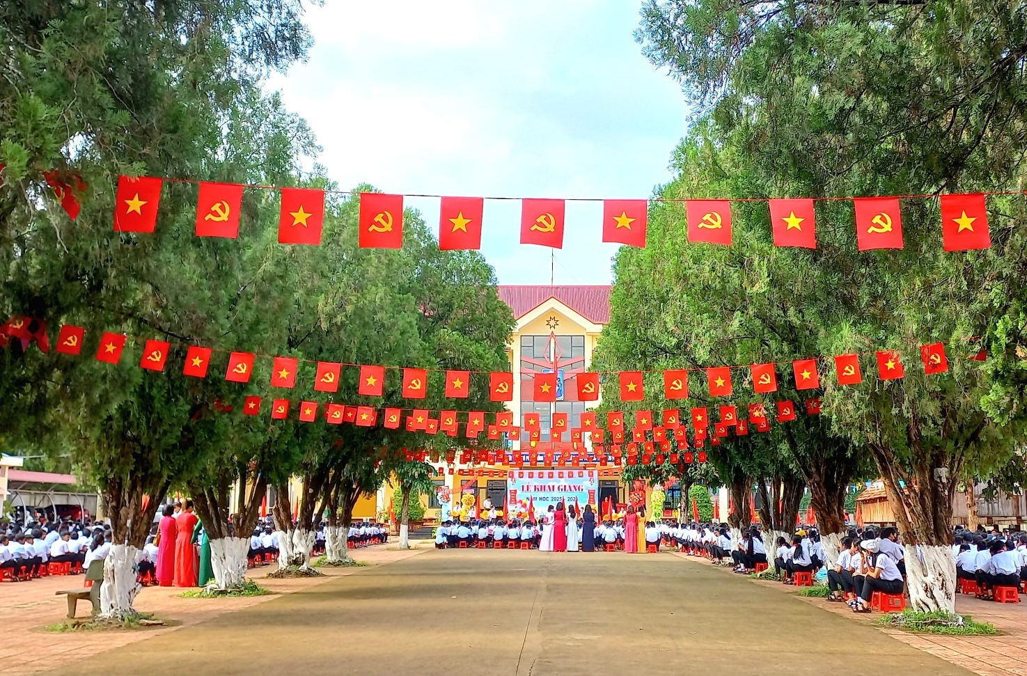 Lê khai giảng tại trường THCS Y Ngông Y Niê Kđăm